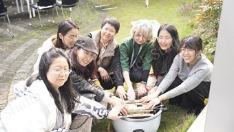 学员们一起把卷好的布卷放进锅里蒸