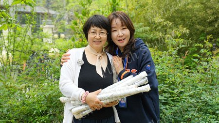 工作坊结束,抱着刚卷好的布卷