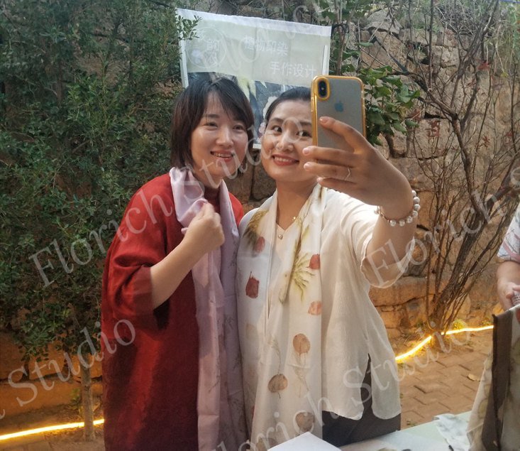 观众喜欢这些作品，开心地合影留念
